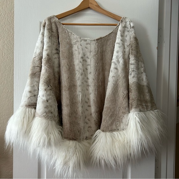 Pier 1 Imports Christmas tree skirt. - Picture 1 of 6